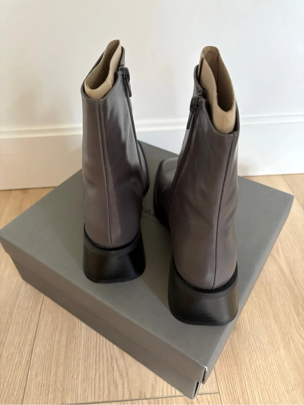 NWT Vagabond Gray Leather Ankle Zip Boots